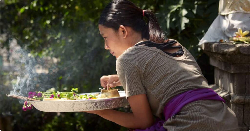 Couple preparing traditional Balinese dishes together at a hands-on cooking class in Ubud, Bali