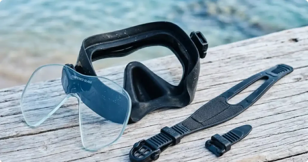  Snorkel mask buying guide — tempered glass lens, silicone skirt, purge valve and strap detail